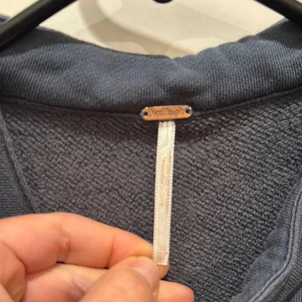 Free People Women’s Medium Blue Zip-Up Sweatshirt Jacket with Classic Style